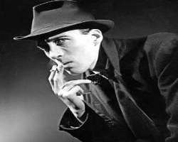Lee was left with permanently crooked pinky (finger) of his right hand after an injury which he got while filming a sword-fight in the film 'The Warri